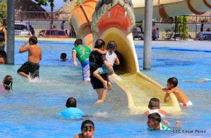 Parque acuático y Xiloá reciben a familias capitalinas en paz y alegría