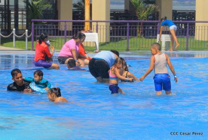 Parque acuático y Xiloá reciben a familias capitalinas en paz y alegría