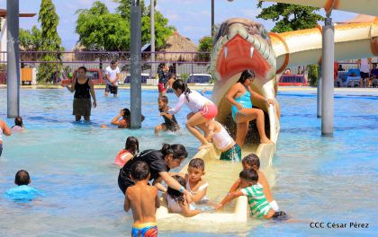 Parque acuático y Xiloá reciben a familias capitalinas en paz y alegría
