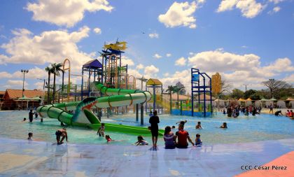 Parque acuático y Xiloá reciben a familias capitalinas en paz y alegría