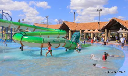 Parque acuático y Xiloá reciben a familias capitalinas en paz y alegría