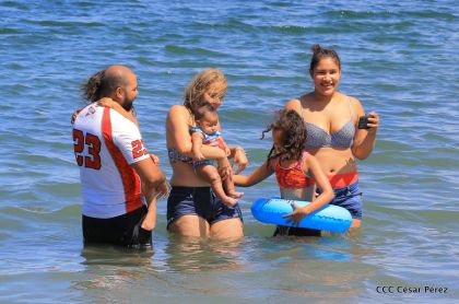 Parque acuático y Xiloá reciben a familias capitalinas en paz y alegría