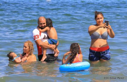 Parque acuático y Xiloá reciben a familias capitalinas en paz y alegría