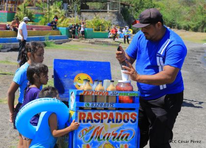 Parque acuático y Xiloá reciben a familias capitalinas en paz y alegría
