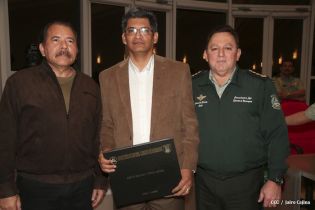Daniel clausura IX Curso Anual en Defensa y Seguridad del Ejército