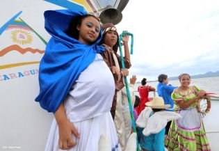 Miles asisten a la celebración de la Purísima Acuática