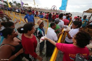 Miles asisten a la celebración de la Purísima Acuática