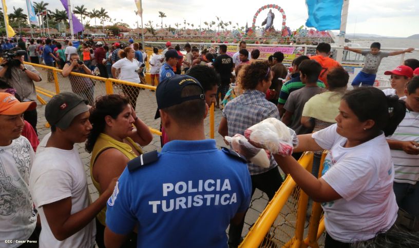 Miles asisten a la celebración de la Purísima Acuática