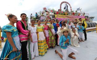 Miles asisten a la celebración de la Purísima Acuática