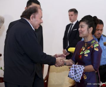 Presentación de Cartas Credenciales de 13 embajadores de países hermanos