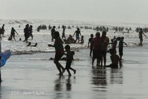 Veraneantes disfrutan de las playas de Pochomil y Masachapa