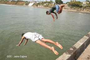 Veraneantes disfrutan de las playas de Pochomil y Masachapa