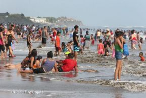 Veraneantes disfrutan de las playas de Pochomil y Masachapa