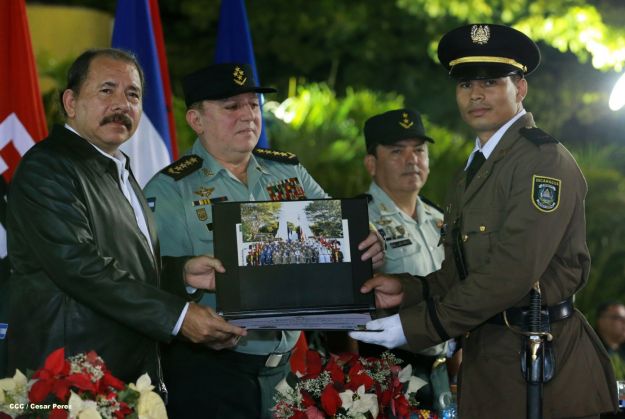 Daniel y Rosario presiden XVIII acto de graduación de cadetes del Ejército