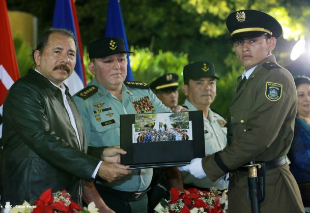 Daniel y Rosario presiden XVIII acto de graduación de cadetes del Ejército