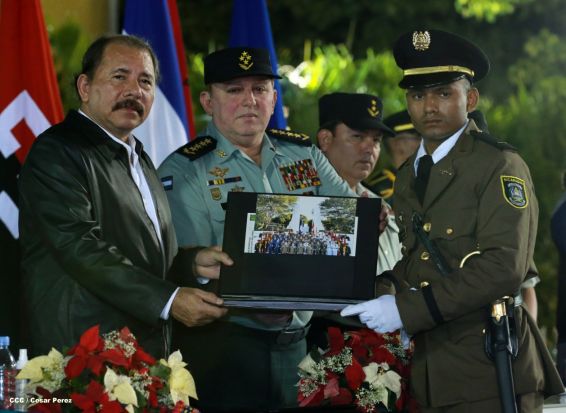 Daniel y Rosario presiden XVIII acto de graduación de cadetes del Ejército