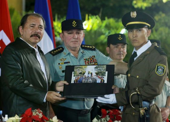 Daniel y Rosario presiden XVIII acto de graduación de cadetes del Ejército