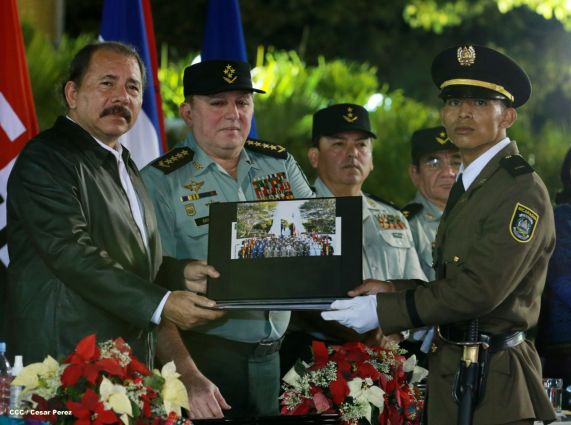 Daniel y Rosario presiden XVIII acto de graduación de cadetes del Ejército