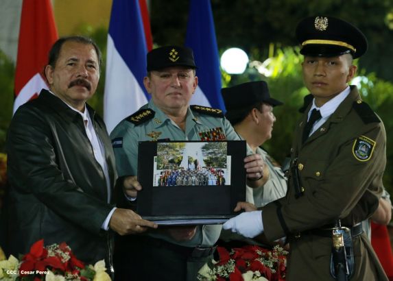 Daniel y Rosario presiden XVIII acto de graduación de cadetes del Ejército