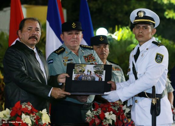 Daniel y Rosario presiden XVIII acto de graduación de cadetes del Ejército