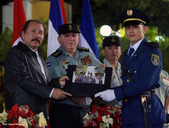 Daniel y Rosario presiden XVIII acto de graduación de cadetes del Ejército