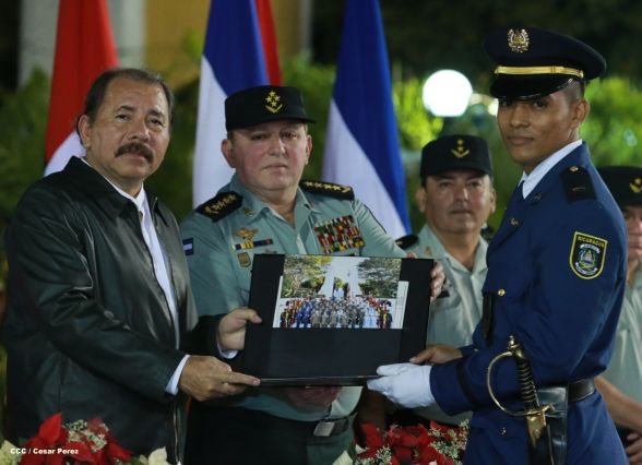 Daniel y Rosario presiden XVIII acto de graduación de cadetes del Ejército