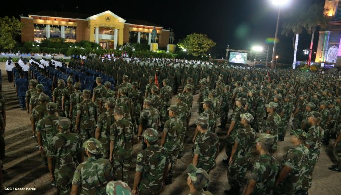 Daniel y Rosario presiden XVIII acto de graduación de cadetes del Ejército