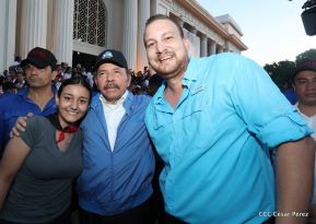 Homenaje al héroe del amor Bismarck Martínez