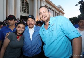 Homenaje al héroe del amor Bismarck Martínez