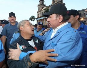 Homenaje al héroe del amor Bismarck Martínez