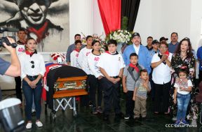 Homenaje al héroe del amor Bismarck Martínez