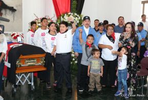 Homenaje al héroe del amor Bismarck Martínez