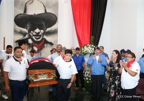 Homenaje al héroe del amor Bismarck Martínez