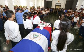 Homenaje al héroe del amor Bismarck Martínez