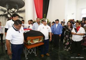 Homenaje al héroe del amor Bismarck Martínez