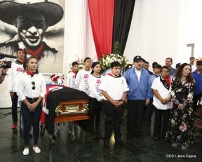 Homenaje al héroe del amor Bismarck Martínez