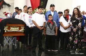 Homenaje al héroe del amor Bismarck Martínez