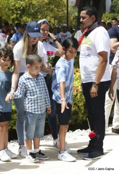 Comandante Carlos Fonseca, aquí estamos siempre luchando por la paz, porque queremos la paz