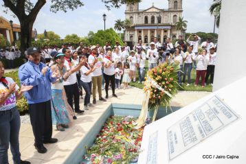 Comandante Carlos Fonseca, aquí estamos siempre luchando por la paz, porque queremos la paz