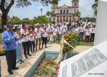 Comandante Carlos Fonseca, aquí estamos siempre luchando por la paz, porque queremos la paz