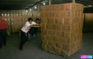 Gobierno distribuye piñatas y caramelos a familias del país