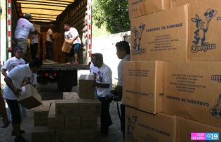 Gobierno distribuye piñatas y caramelos a familias del país