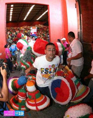 Gobierno distribuye piñatas y caramelos a familias del país