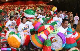 Gobierno distribuye piñatas y caramelos a familias del país