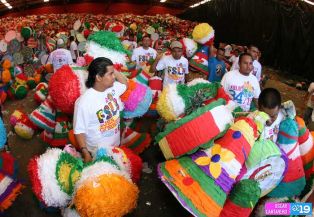 Gobierno distribuye piñatas y caramelos a familias del país