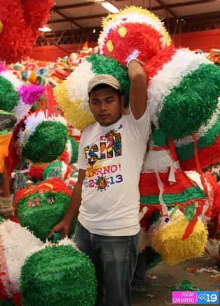 Gobierno distribuye piñatas y caramelos a familias del país