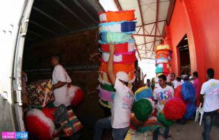 Gobierno distribuye piñatas y caramelos a familias del país