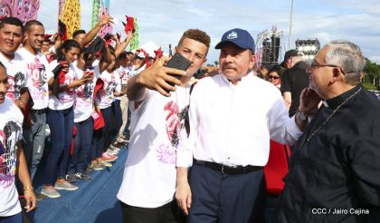 40/19 ¡Siempre Más Allá! celebrando la esperanza, el amor y la paz