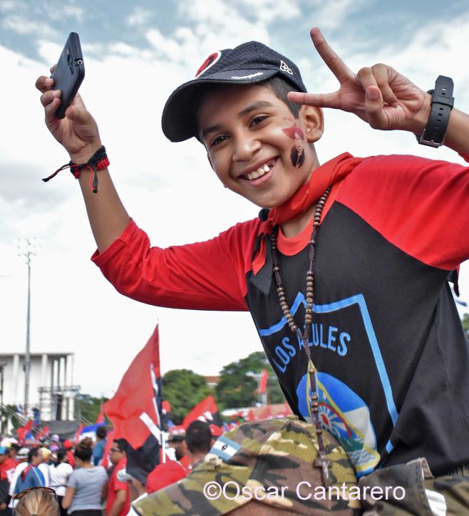   La muchedumbre amorosa y las camisetas 40-19