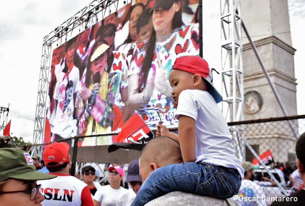   La muchedumbre amorosa y las camisetas 40-19